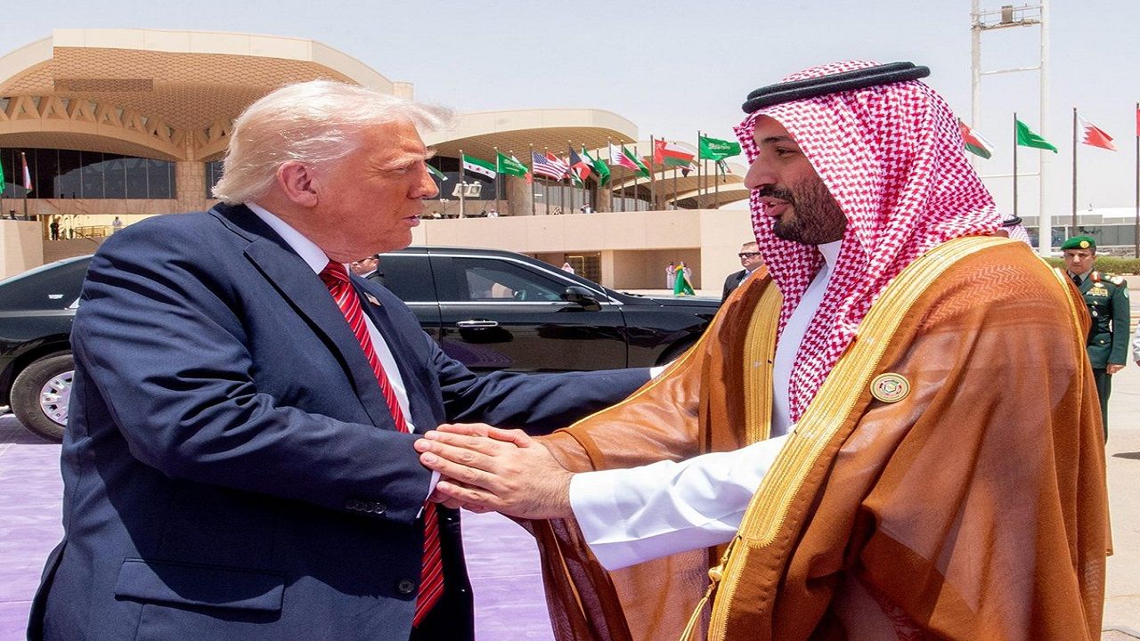 ترامب يغادر الرياض وولي العهد في مقدمة مودعيه.. فيديو وصور