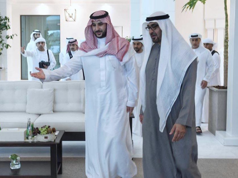 السعودية | بتوجيه من القيادة .. وزير الدفاع يبحث مع رئيس الإمارات استقرار أمن المنطقة