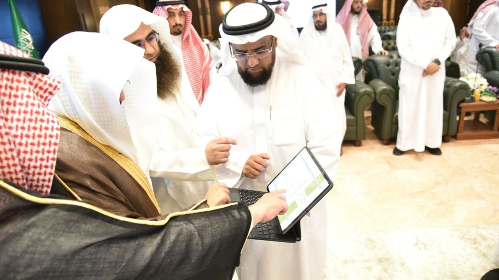 "السديس" يطلق مبادرة "خدمة زائرينا شرف لمنسوبينا" لتعزيز رحلة الحجاج