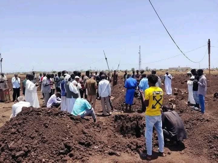 بالصور.. شاهد لحظات تشييع جثمان الفنان السوداني الراحل محمد فيصل “الجزار” إلى مثواه الأخير