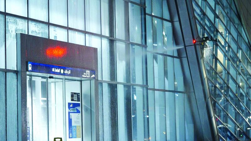 الامارات | «درونز» لتنظيف واجهات محطات المترو والترام في دبي