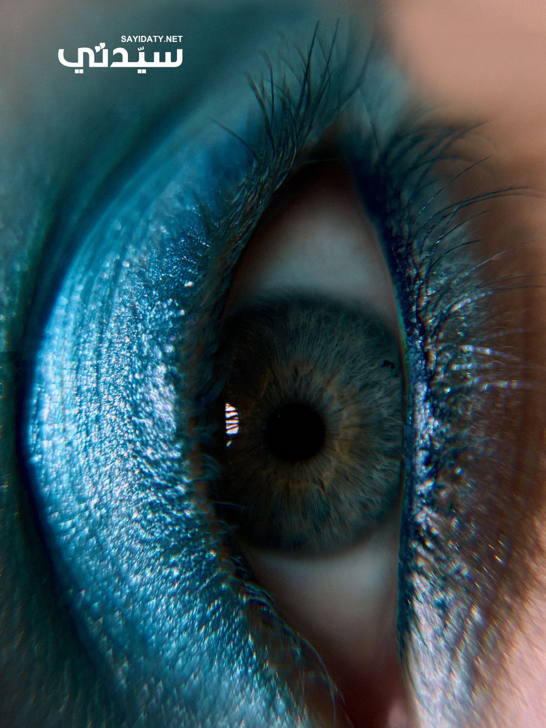 جلسة تصوير خاصة بـ الخليج 365.. مكياج ربيعي بتدرجات معدنية