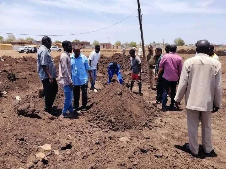 بالصور.. شاهد لحظات تشييع جثمان الفنان السوداني الراحل محمد فيصل “الجزار” إلى مثواه الأخير