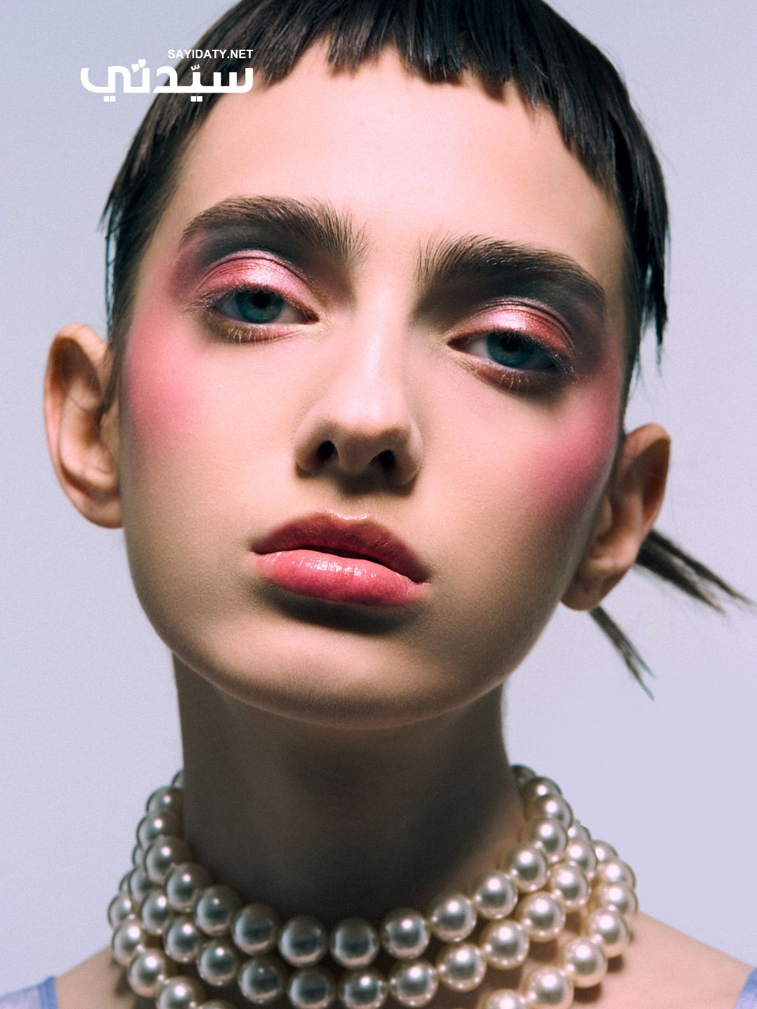جلسة تصوير خاصة بـ الخليج 365.. مكياج ربيعي بتدرجات معدنية