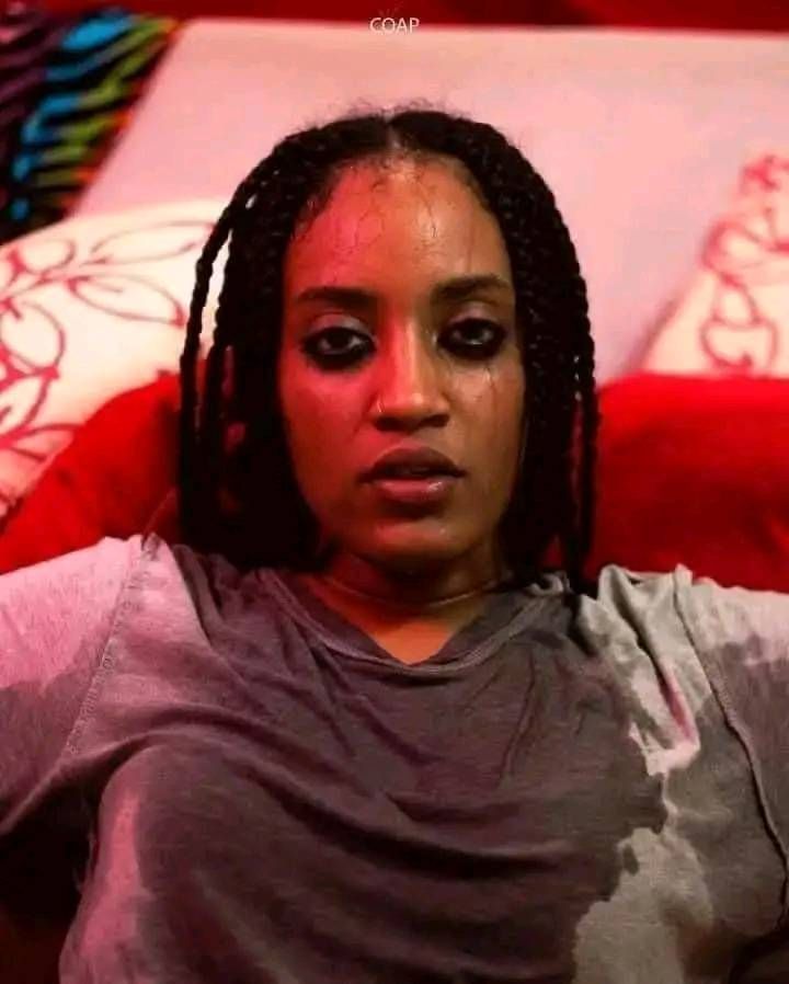 شاهد بالصور.. بلقطات مثيرة للجدل.. مودل سودانية توثق معاناتها مع “السخانة” في بورتسودان وتشعل ثورة من الغضب على مواقع التواصل