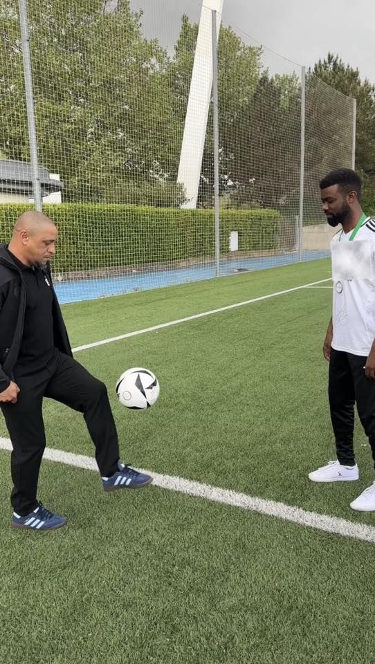 شاهد بالصور والفيديو.. بعد أن شاركه اللعب بلقطات إستعراضية في إسبانيا.. نجم كرة القدم السوداني عبد الله عماد يدهش اللاعب العالمي روبيرتو كارلوس بمهاراته العالية