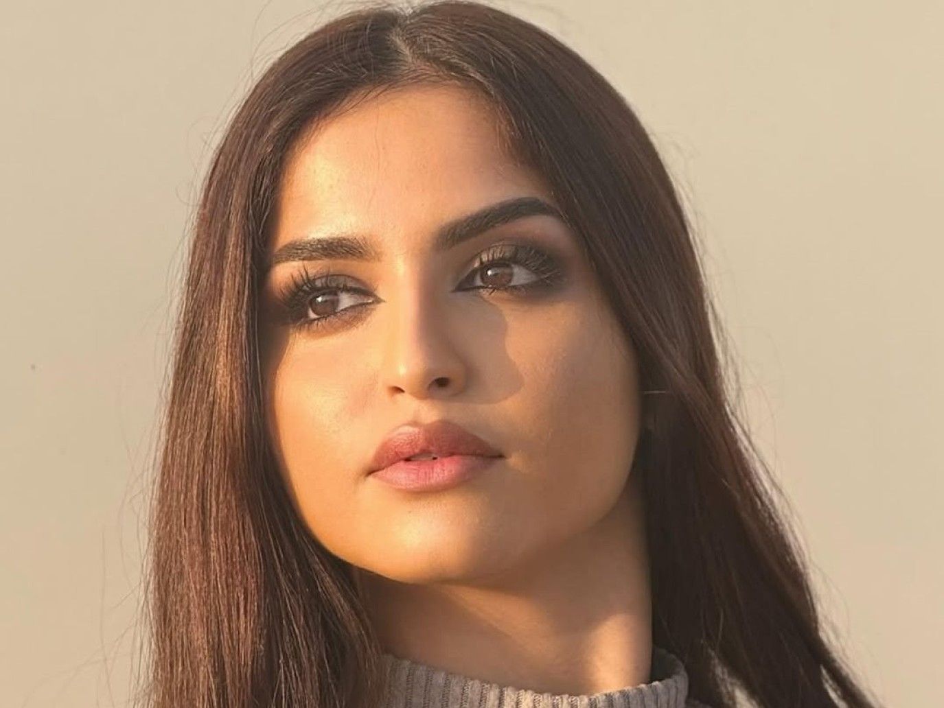 حلا الترك في يوم ميلادها تُلهمك صيحات شعر ومكياج للشابات تنبض بالأنوثة