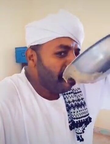 شاهد بالفيديو.. نجم السوشيال ميديا السوداني فايز الطليح يسجل هدف في الوقت القاتل خلال مباراة كرة قدم حضرها جمهور حاشد بقريتهم ويحتفل على طريقة كبار المحترفين