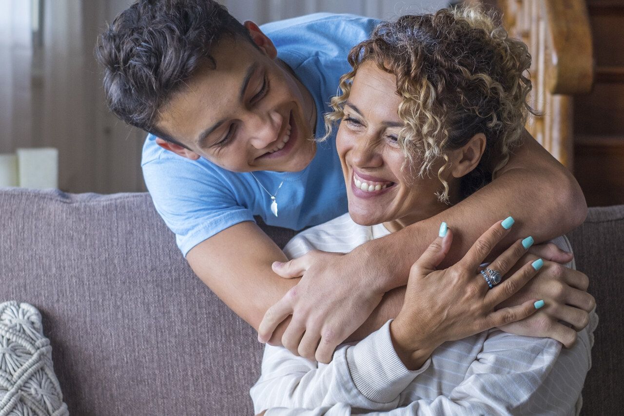 لماذا مزاج ابنتي/ابني المراهق سيئ؟ وكيف أساعده؟