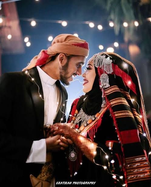 يدعو الجميع لمشاركته فرحته بالزفاف...يمني يكسر القيود القبلية