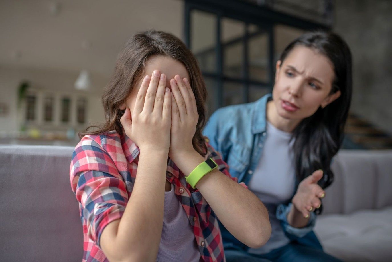 لماذا مزاج ابنتي / ابني المراهق سيئ؟ وكيف أساعده؟