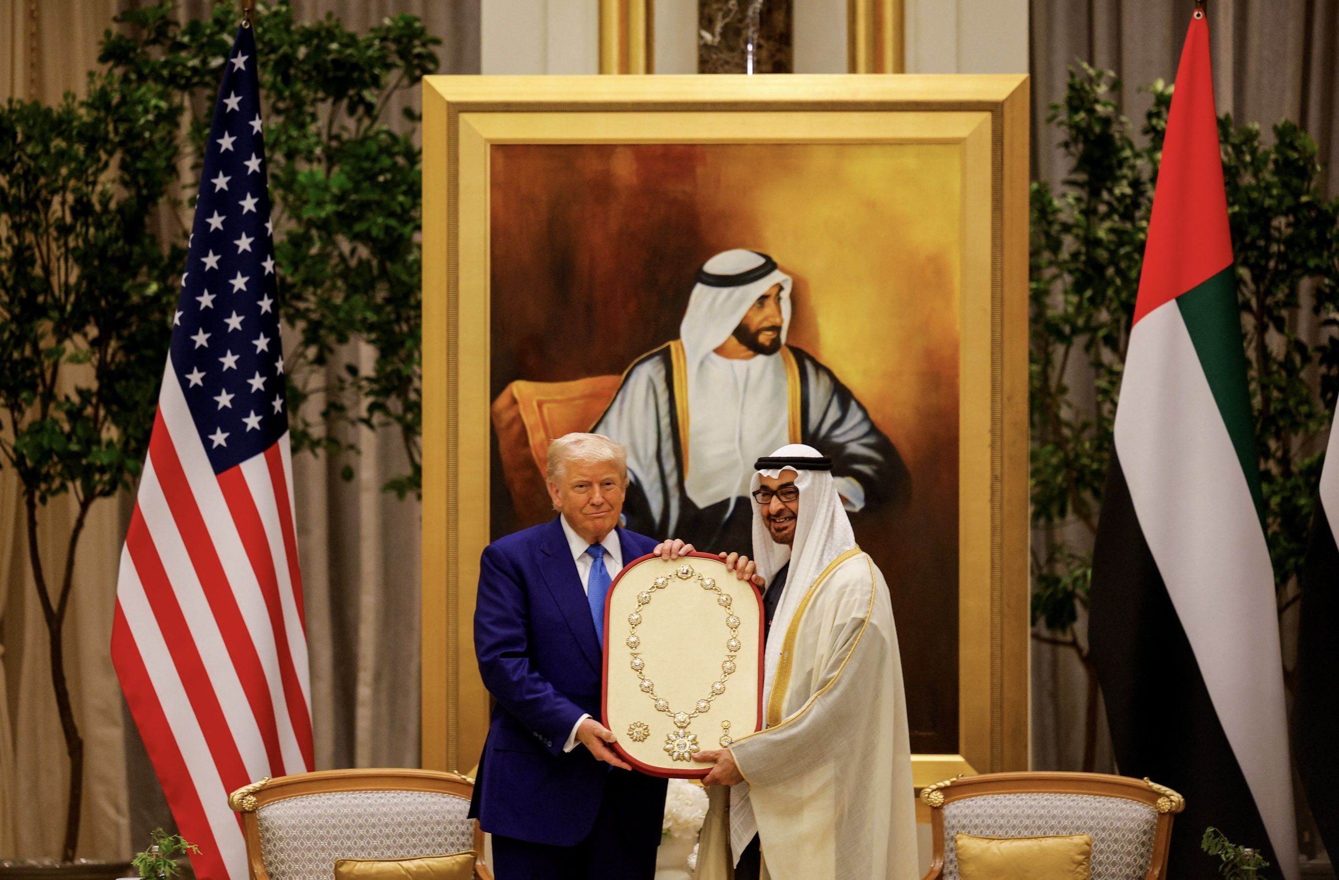 الامارات | محمد بن زايد يمنح الرئيس الأميركي "وسام زايد"