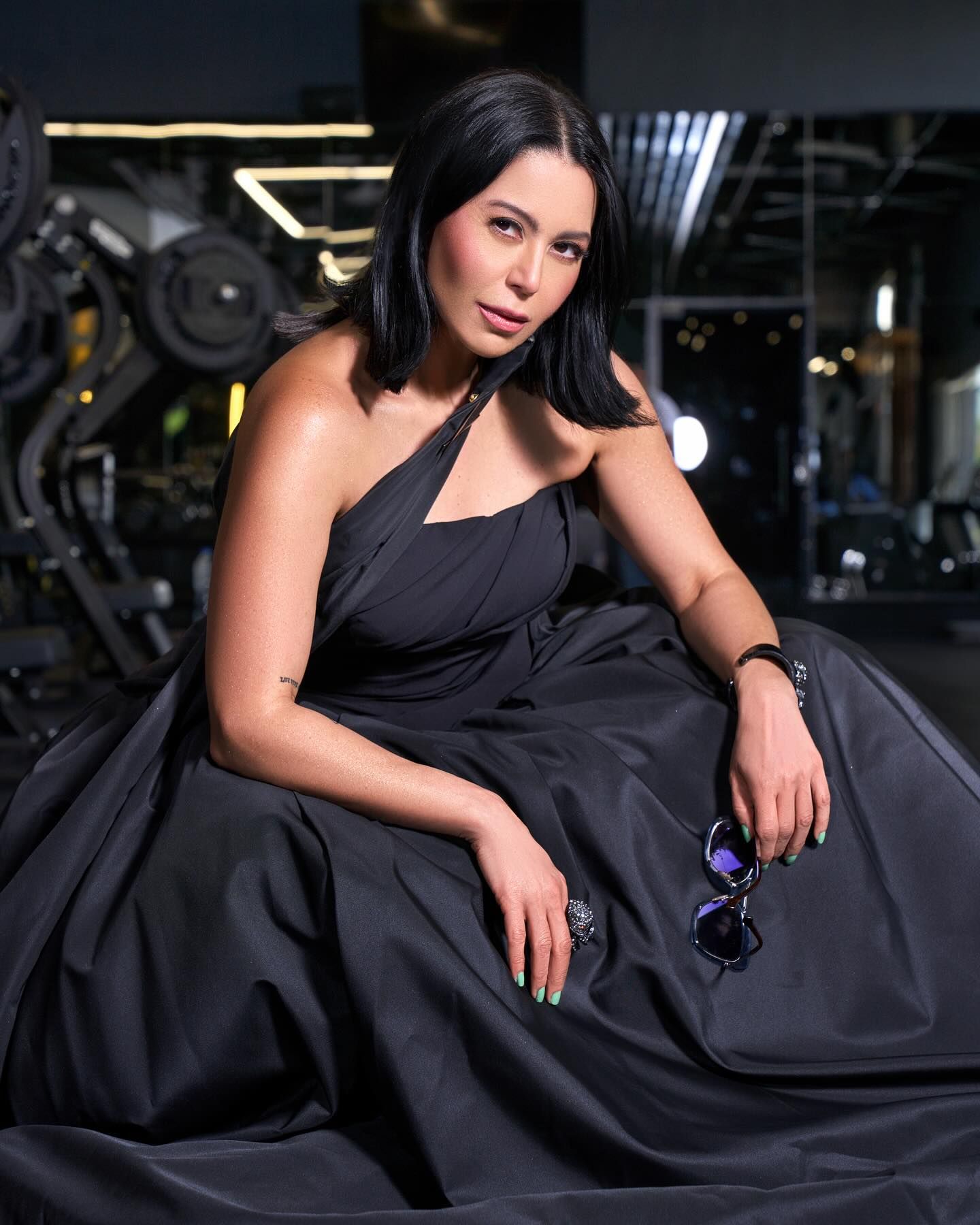 لقاء الخميسي تفاجئ جمهورها بجلسة تصوير داخل الجيم بفستان سهرة.. صور