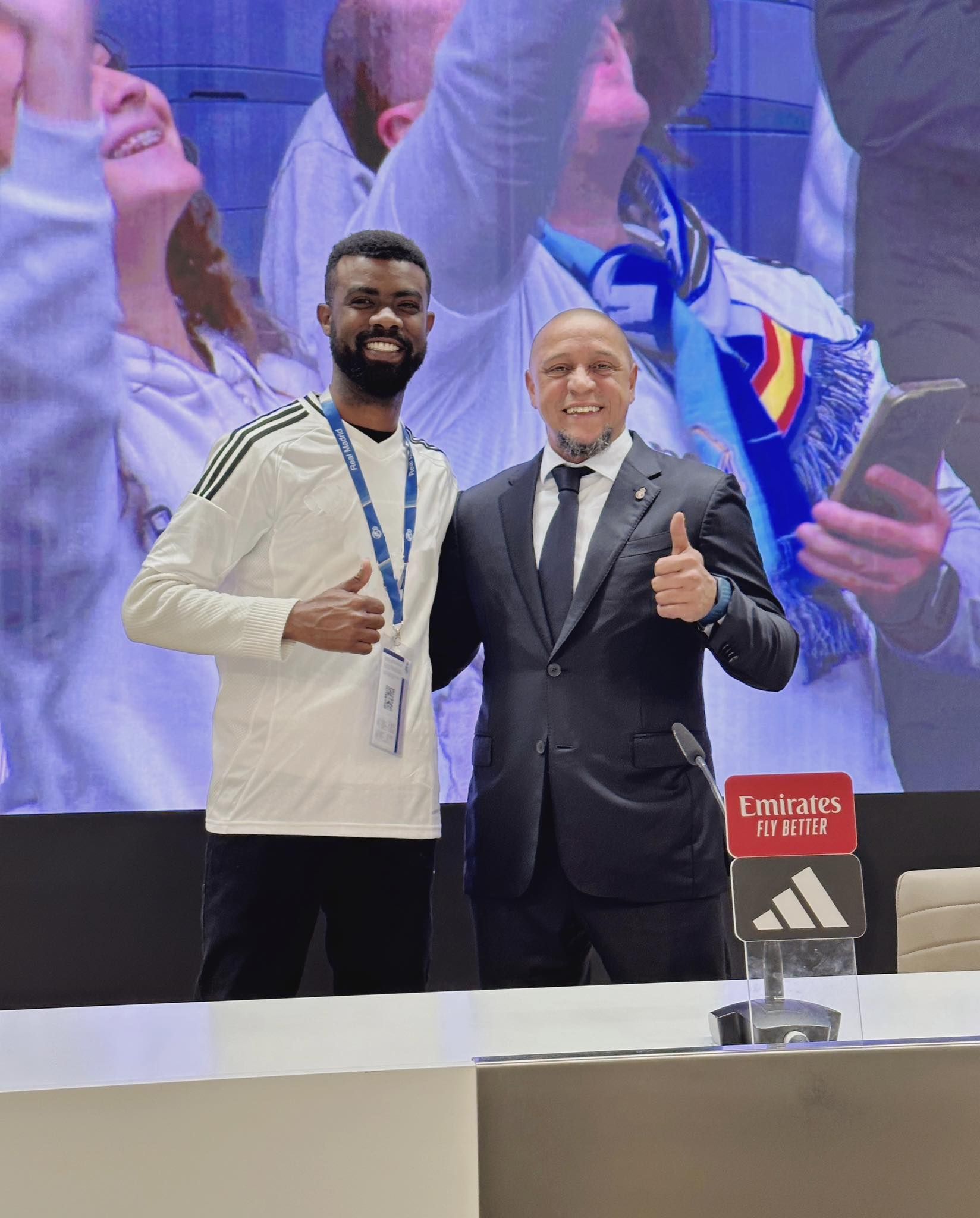 شاهد بالصور والفيديو.. بعد أن شاركه اللعب بلقطات إستعراضية في إسبانيا.. نجم كرة القدم السوداني عبد الله عماد يدهش اللاعب العالمي روبيرتو كارلوس بمهاراته العالية