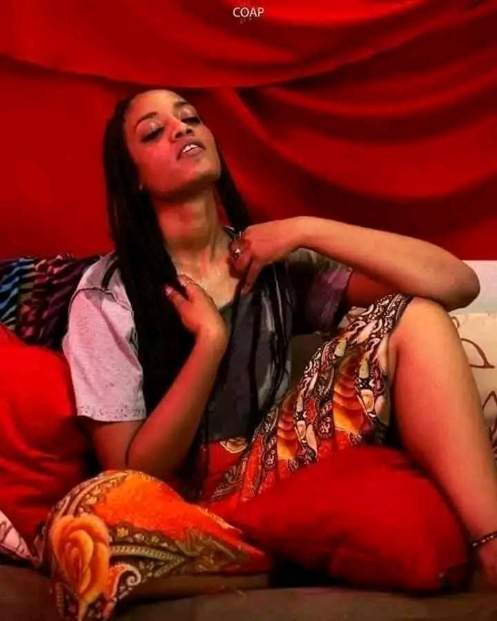 شاهد بالصور.. بلقطات مثيرة للجدل.. مودل سودانية توثق معاناتها مع “السخانة” في بورتسودان وتشعل ثورة من الغضب على مواقع التواصل