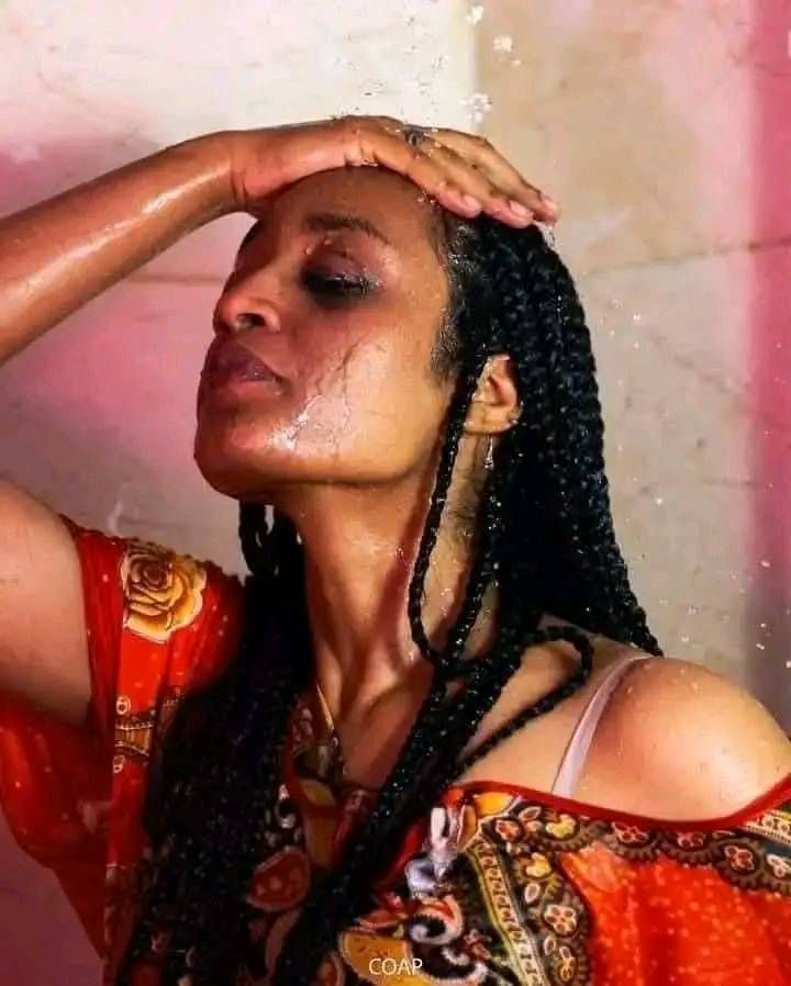 شاهد بالصور.. بلقطات مثيرة للجدل.. مودل سودانية توثق معاناتها مع “السخانة” في بورتسودان وتشعل ثورة من الغضب على مواقع التواصل