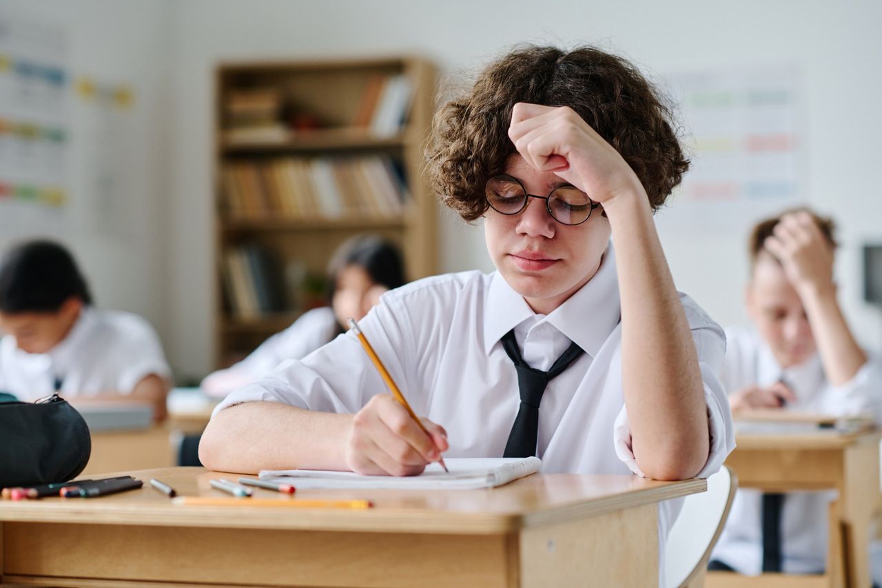 لماذا مزاج ابنتي/ابني المراهق سيئ؟ وكيف أساعده؟