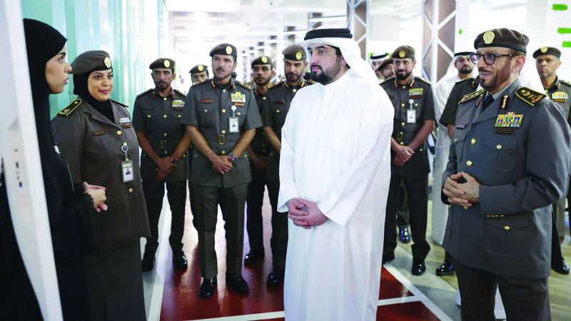 الامارات | أحمد بن محمد يطّلع على سير العمل في «إقامة دبي»