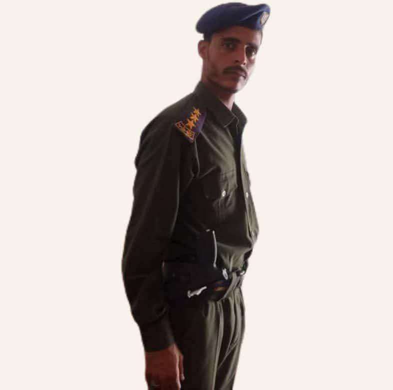 شاهد اول صورة للضابط الذي صب الزيت الساخن على المسن