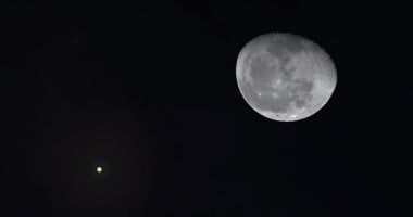 تكنولوجيا: اعرف مرحلة القمر اليوم ونسبة إضاءته فى سماء الليل