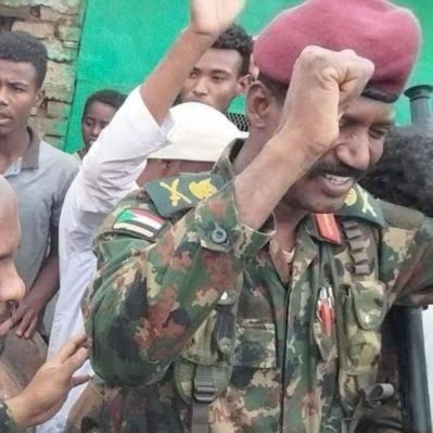 شاهد بالفيديو.. “كيكل” وجنوده يعبرون البحر صباحاً لإقتحام وضرب اخر مقرات الدعم السريع ومتابعون يشيدون بتضحياته: (كيكل براً وبحراً)