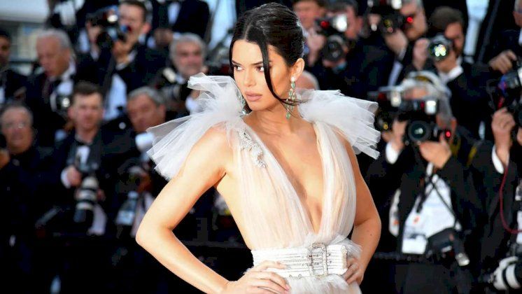 هل انتهى عصر الفساتين المثيرة في كان؟ "منع العري".. في اللحظة الأخيرة