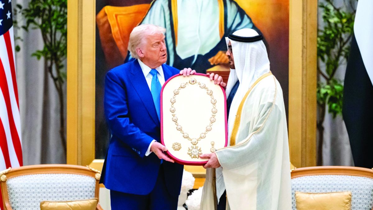 الامارات | رئيس الدولة يستقبل الرئيس الأميركي بقصر الوطن في أبوظبي