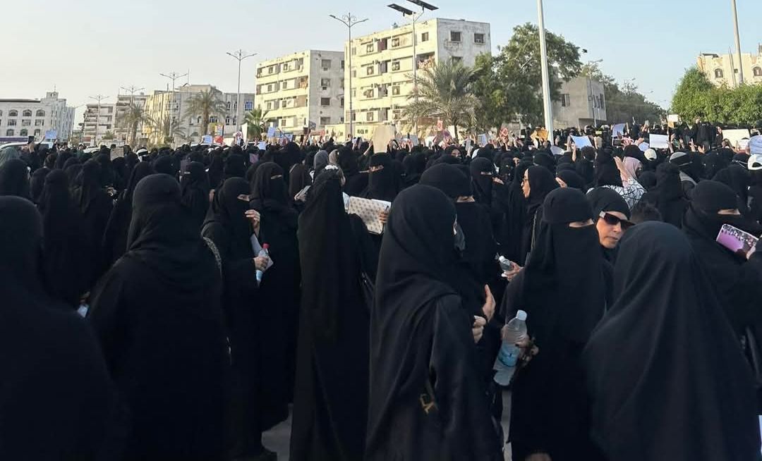 عدن.. احتجاجات نسائية متواصلة تطالب بالخدمات وتندد بتجاهل السلطات