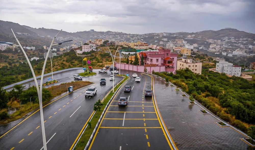 "مركز الأرصاد": أمطار متوسطة ورياح شديدة على منطقة الباحة