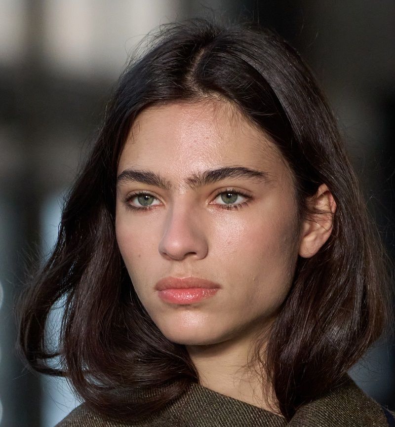 أحدث رسمات الحواجب لربيع وصيف 2025.. من الجرأة الطبيعية إلى عودة الخطوط الكلاسيكية