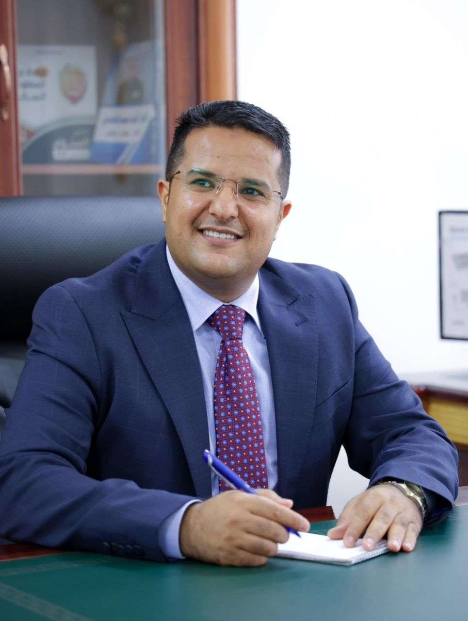 بن مبارك يعيّن ناشطًا إصلاحيًا مديرًا لمكتبه قبل ساعات من إقالته