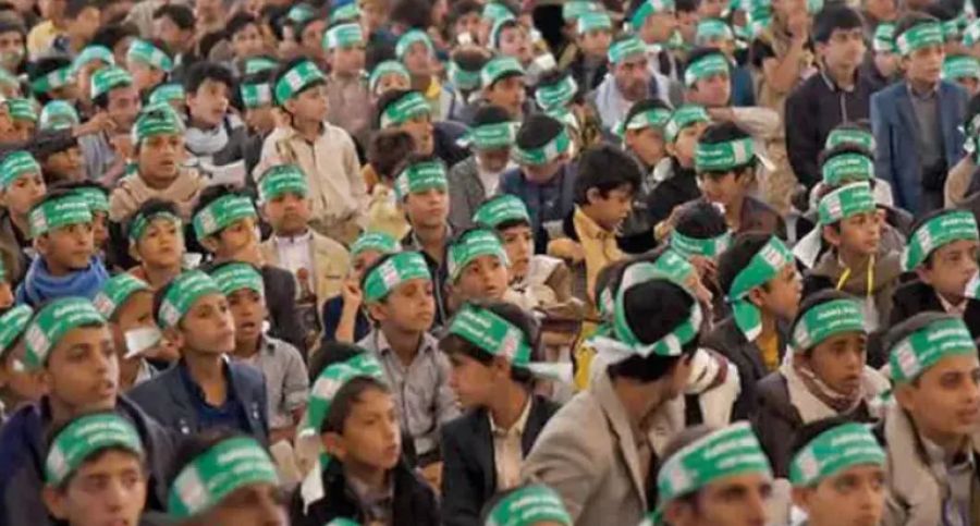 لن تصدق السبب...طفل عائد من مركز حوثي يذبح والده بـ"الجنبية" "شاهد"