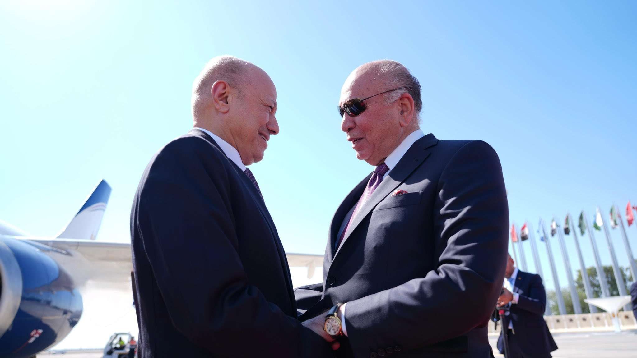 رئيس وزراء العراق : هكذا استقبلت الرئيس رشاد العليمي فور وصوله إلى مطار بغداد