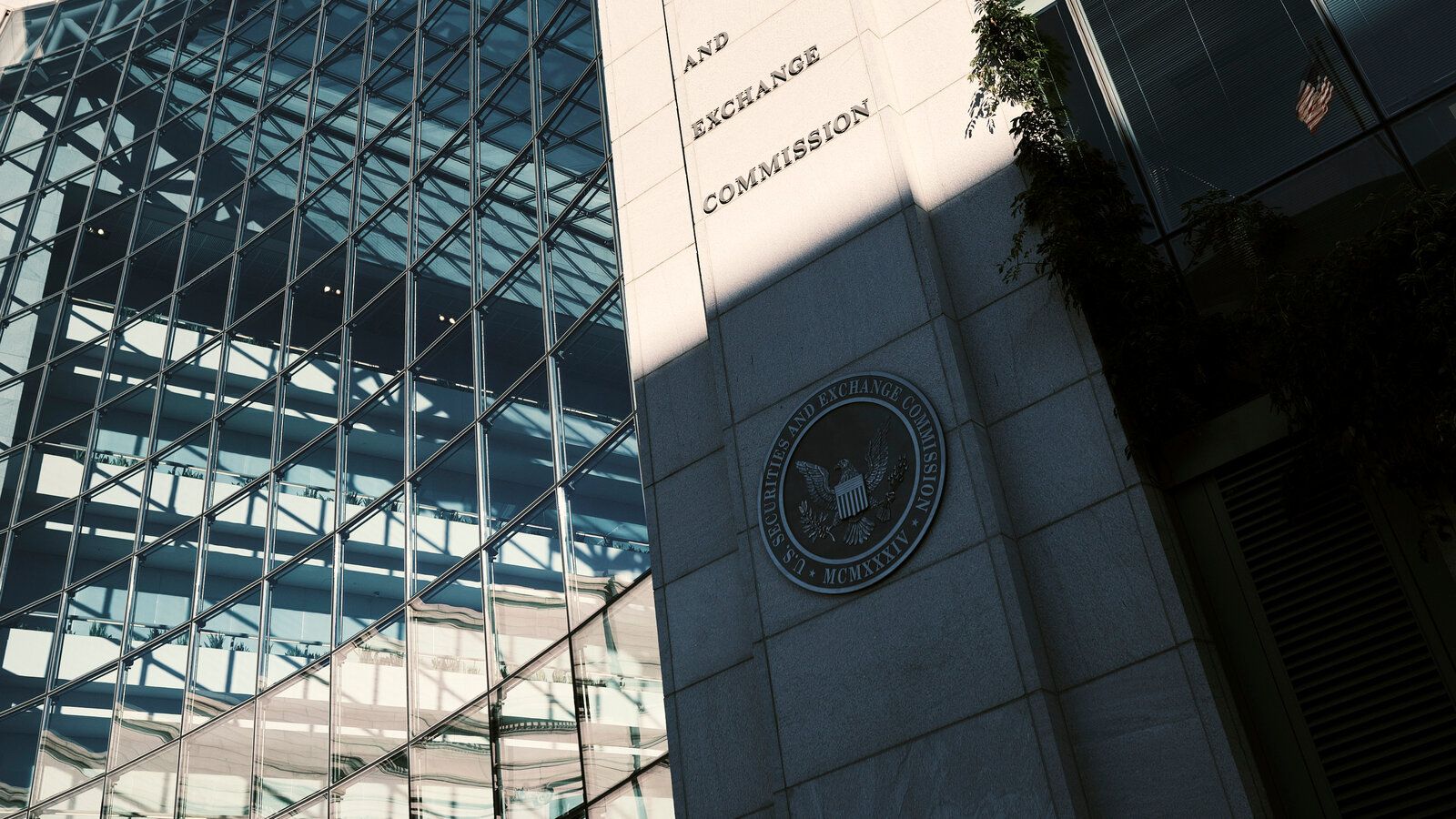 الحُكم بالسجن 14 شهر على المتهم في قضية اختراق حساب X التابع لهيئة SEC الأمريكية: التفاصيل