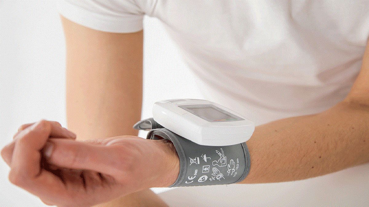 الامارات | وصية «كبير الأطباء»: قياس ضغط الدم بانتظام ضروري بدءاً من هذا العمر