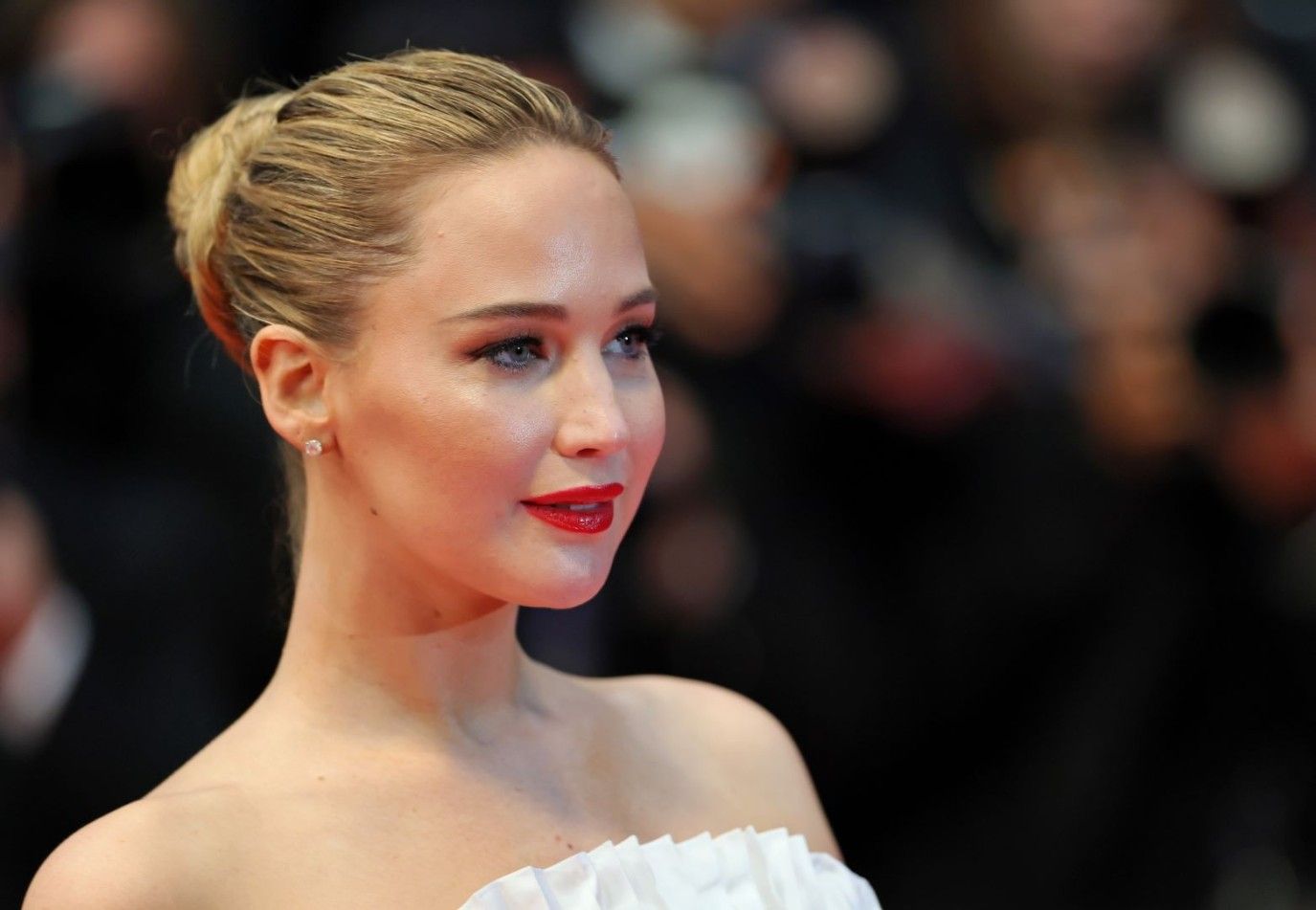 تسريحات شعر مرفوعة على طريقة نجمات مهرجان كان السينمائي 2025