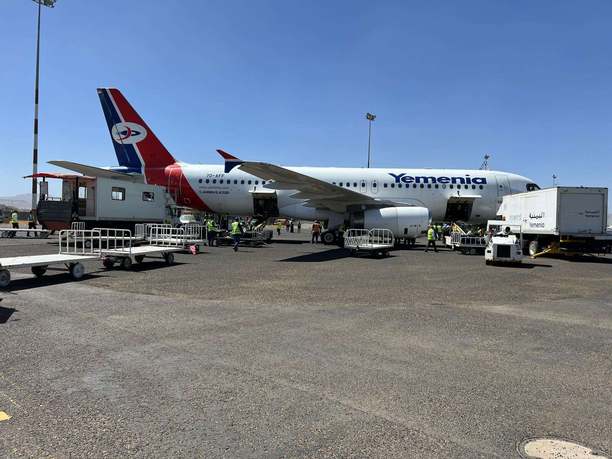 تعليق ناري من فتحي بن لزرق حول إعادة افتتاح مطار صنعاء الدولي