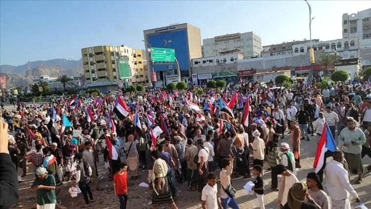 عدن.. قوات الانتقالي تطلق النار لتفريق متظاهرين وتخطف عددًا من الشبان المحتجين