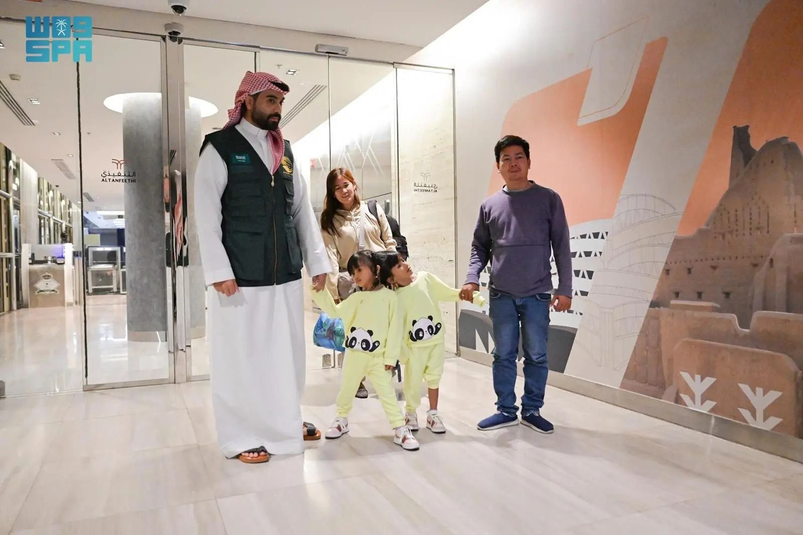 وصول التوأم الملتصق الفلبيني كليا وموريس آن إلى الرياض.. فيديو