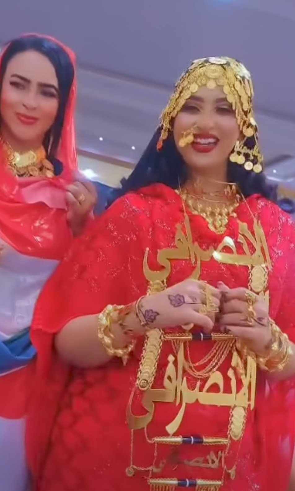 شاهد بالصورة والفيديو.. في ليلة زفافها.. عروس سودانية ترتدي أطقم من الذهب مكتوب عليها اسم الناشط الشهير (الإنصرافي)