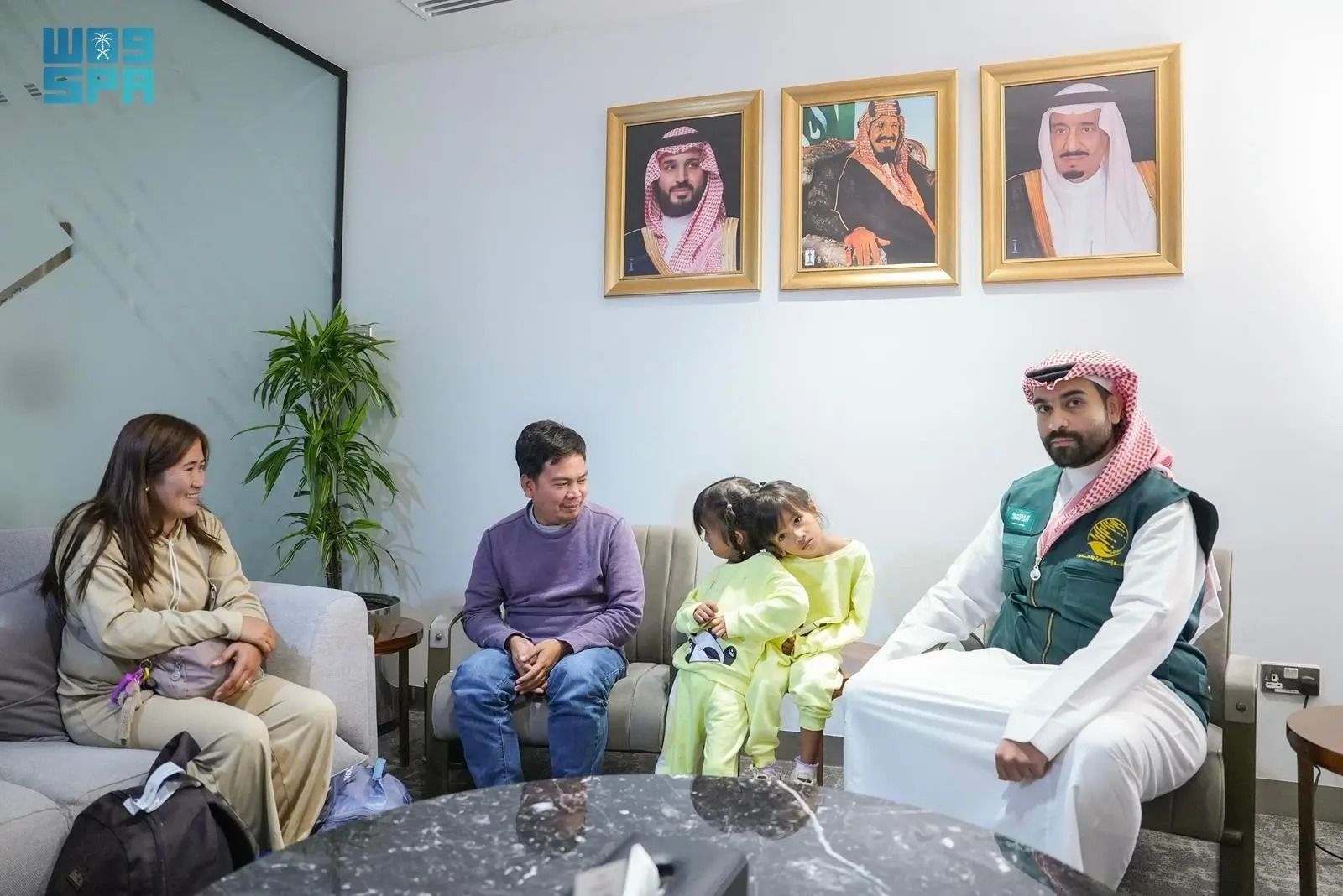 وصول التوأم الملتصق الفلبيني كليا وموريس آن إلى الرياض.. فيديو