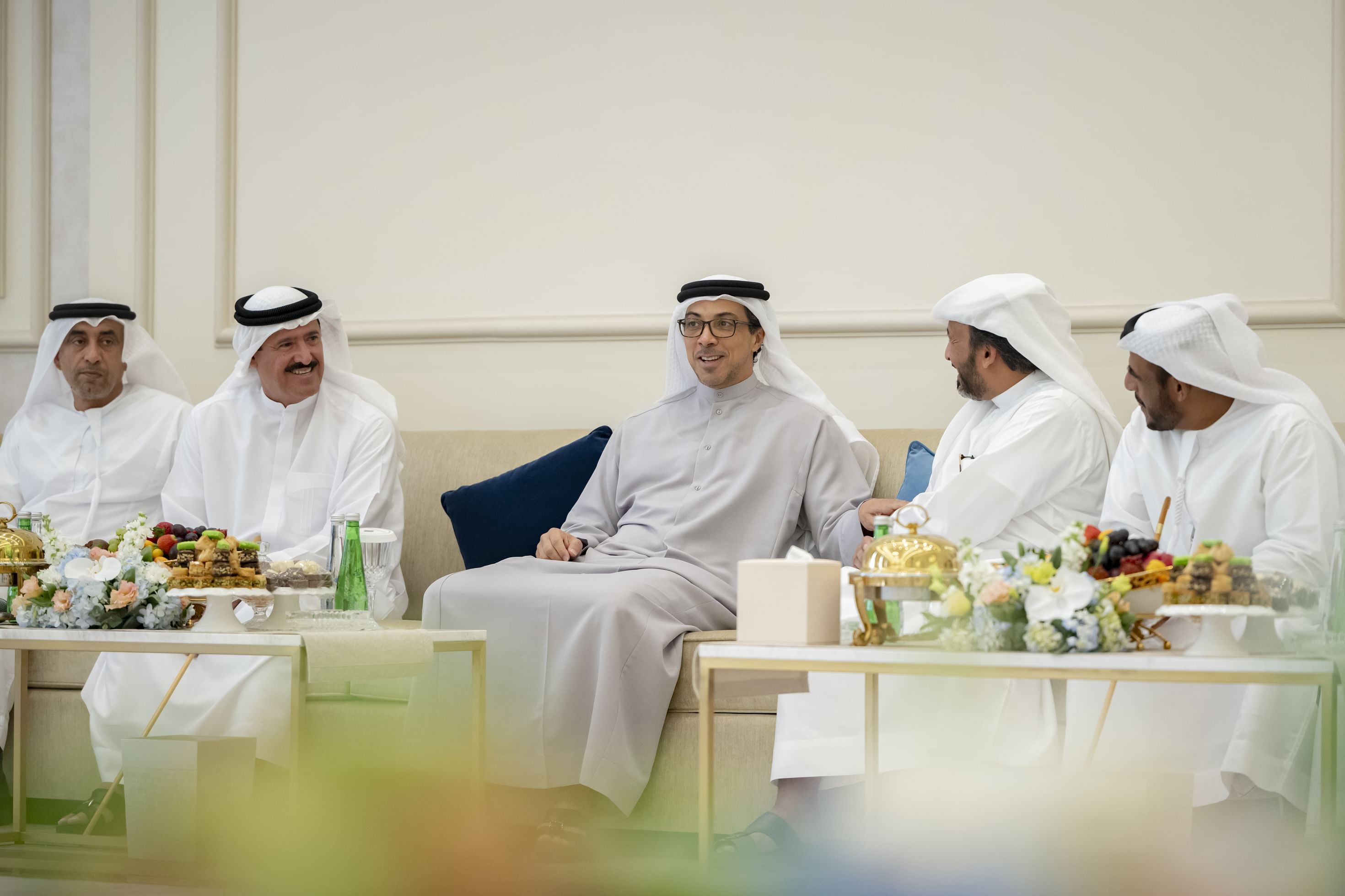 الامارات | منصور بن زايد يحضر مأدبة غداء أقامها سلطان بن حمدان