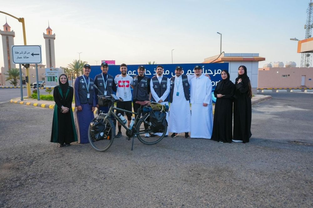 نموذج ملهم.. شاب بلجيكي يقطع آلاف الكيلومترات على دراجة لأداء الحج