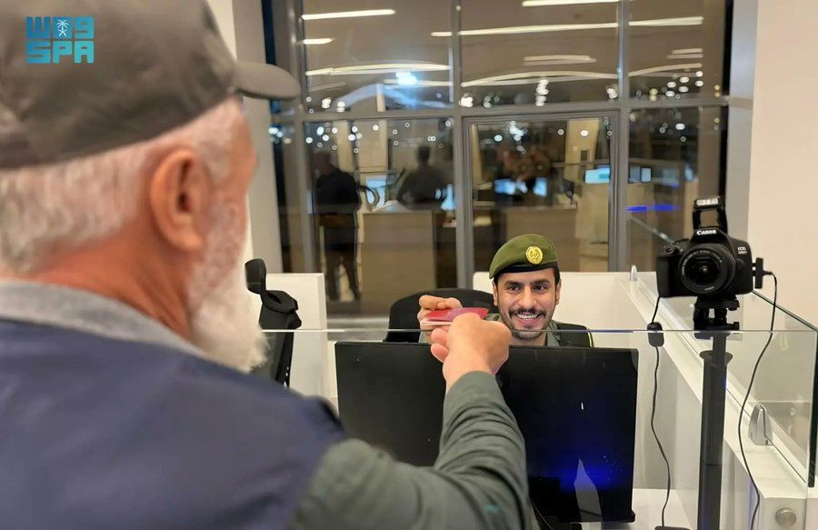 السعودية | جوازات منفذ البطحاء تستقبل أولى رحلات ضيوف الرحمن القادمين لأداء فريضة الحج لهذا العام 1446هـ