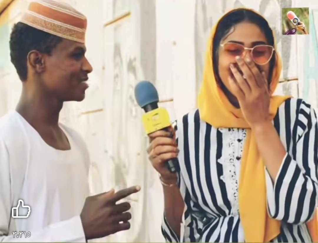 شاهد بالصورة والفيديو.. شاب سوداني يتغزل في مذيعة حسناء على الهواء: (مافي زيك في الكون وتشبهي الرز باللبن) والمذيعة تتوارى خجلاً وتتفاعل مع غزله بالضحكات