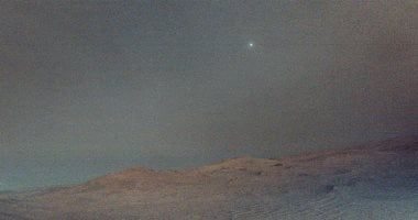 تكنولوجيا: شاهد.. مركبة ناسا تراقب ظهور القمر على سطح المريخ فى صورة