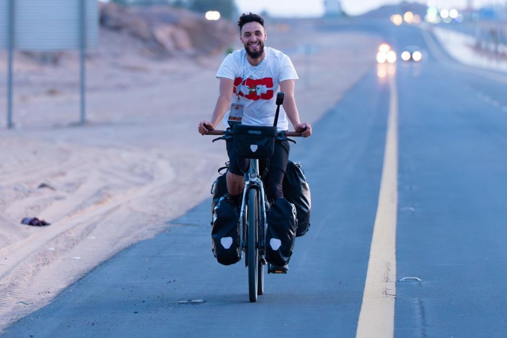 نموذج ملهم.. شاب بلجيكي يقطع آلاف الكيلومترات على دراجة لأداء الحج