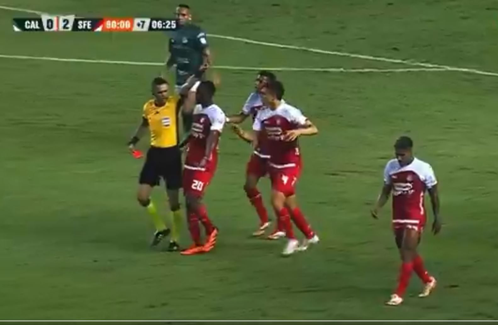 الامارات | مشهد غريب.. شجار يتسبب بطرد لاعبين من فريق واحد (فيديو)