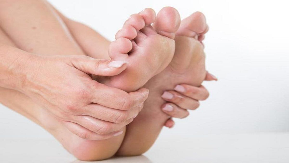 الامارات | ما أسباب برودة الأقدام المستمرة؟.. أطباء أوعية دموية يجيبون