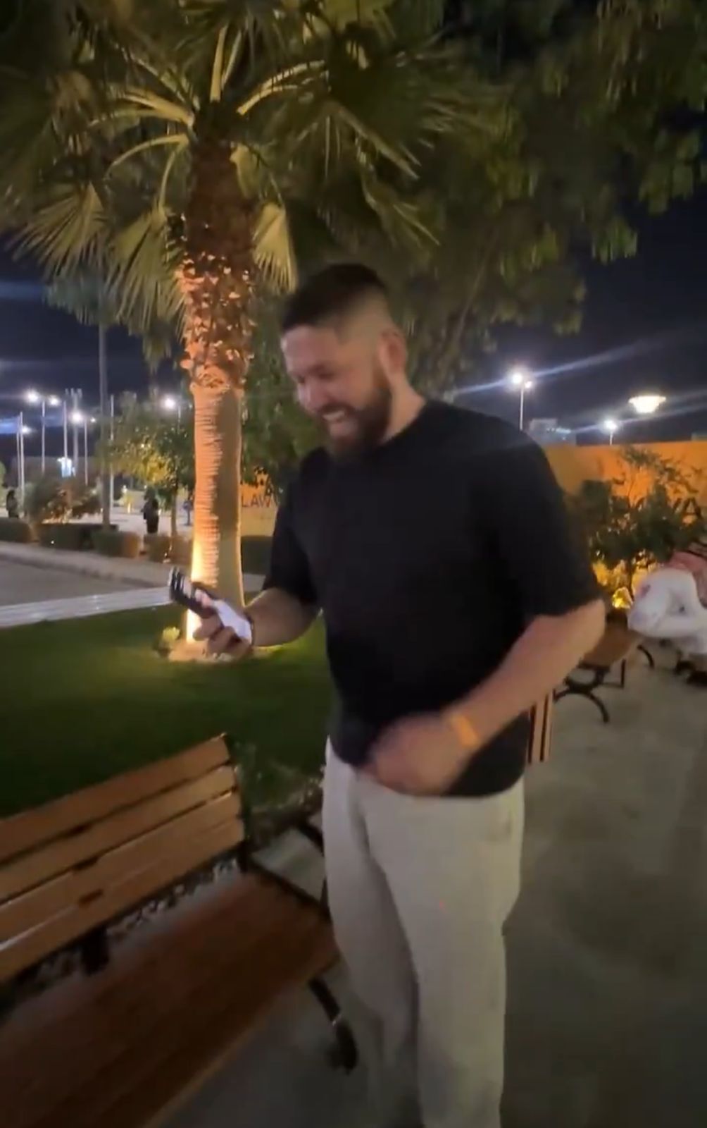 صانع محتوى يستعرض تجربة توضح أن الأمن والأمان أسلوب حياة بالمملكة .. فيديو